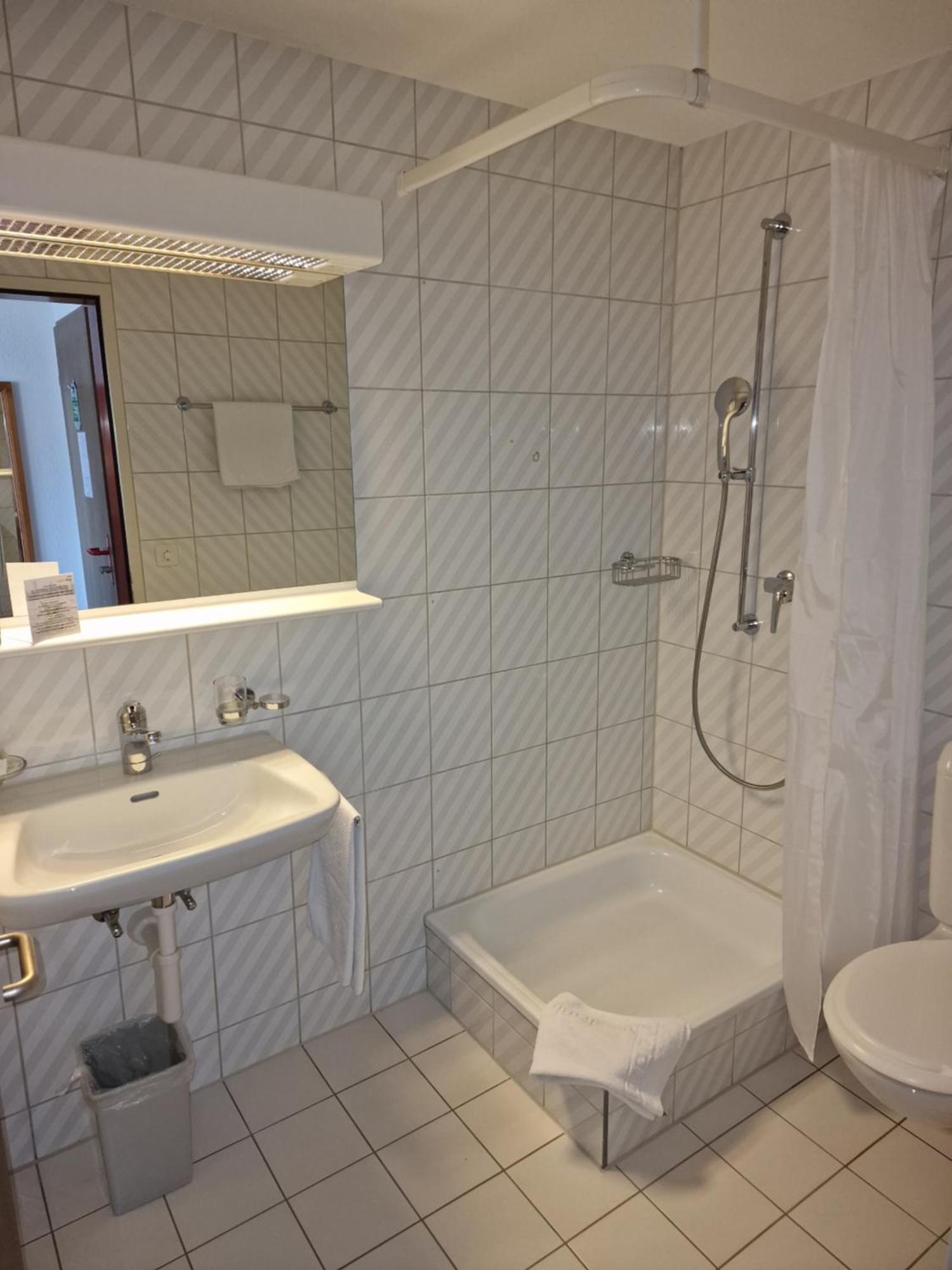 Hotel Alpha Тун Экстерьер фото